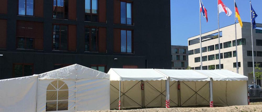 Direkt vor der Landesvertretung Brandenburgs wird getestet.
