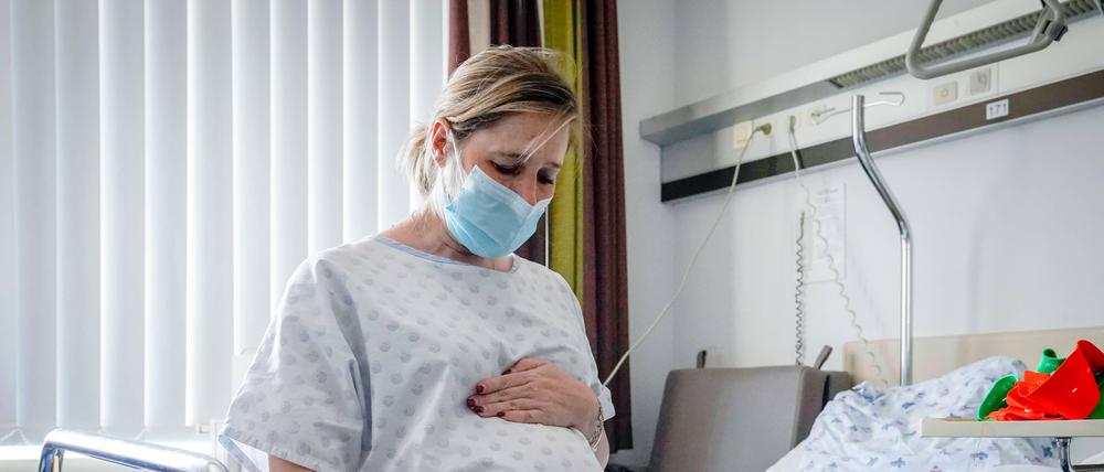 Entbinden in Zeiten von Corona. Kreißsäle werden abgeschottet, Stillen mit Mundschutz wird empfohlen.
