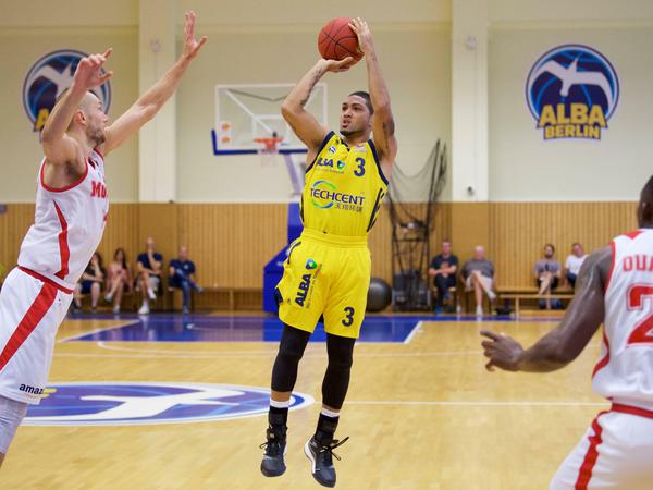Vertrautes Parkett: Partien vor nur wenigen Dutzend Menschen kennen Peyton Siva (Mitte) und Alba Berlin eigentlich nur aus Vorbereitungsspielen.
