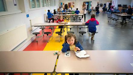 Abstand halten in der Schule: Unter bestimmten Bedingungen wie hier in Großbritannien könnten auch in Deutschland die Schulen nach und nach öffnen. 