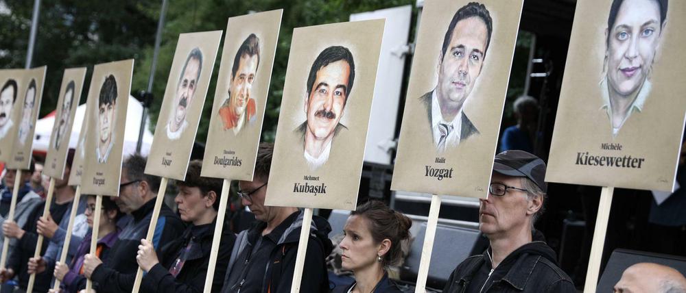 Gedenken an die Opfer. Stiller Protest während der Urteilsverkündung im NSU-Prozess am Oberlandesgericht München.