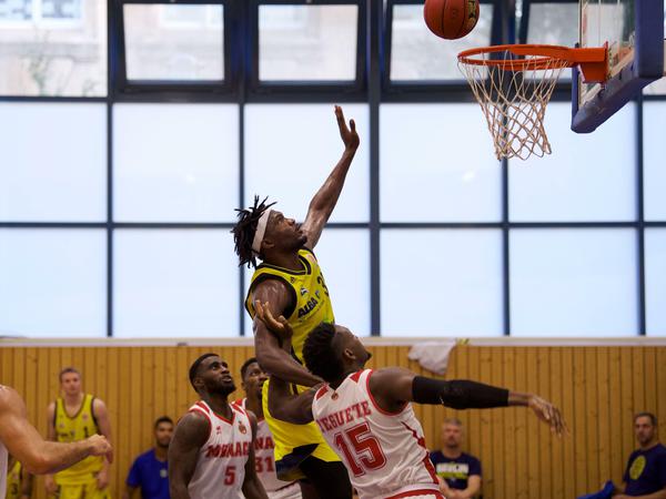 Ganz nach oben: Für Alba Berlin und Landry Nnoko (Mitte) könnte es noch die Chance geben, sich zum Geistermeister zu krönen.