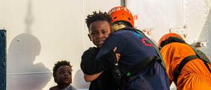 Mitglieder der deutschen Organisation Sea-Eye bringen Flüchtlinge vor der libyschen Küste in Sicherheit. 