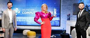 Mit Sicherheitsabstand: Barbara Schöneberger, die Moderatorin der Digital-Gala des Computerspielpreises, mit Felix Falk (links) vom Game-Verband und dem Youtuber Nino Kerl. 