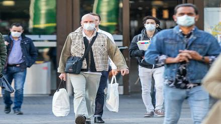 Mund-Nase-Masken sollen die weitere Ausbreitung des Coronavirus reduzieren. (Symbolbild)