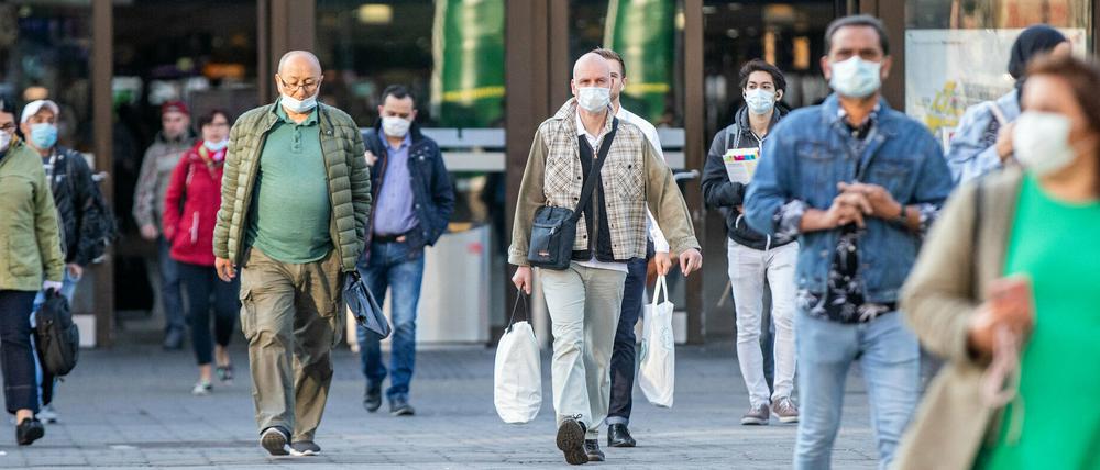Mund-Nase-Masken sollen die weitere Ausbreitung des Coronavirus reduzieren. (Symbolbild)