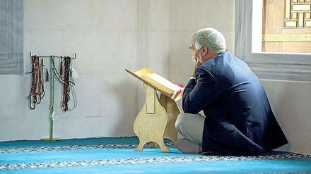 Einsames Gebet in einer Moschee.