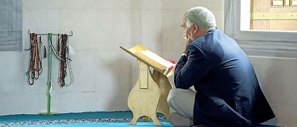 Einsames Gebet in einer Moschee.