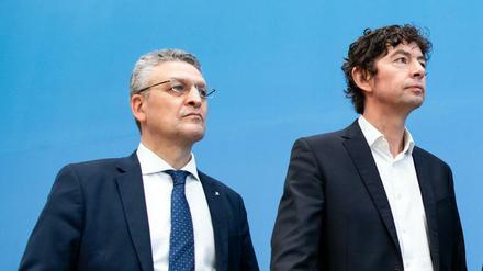 Christian Drosten (r.), Direktor des Instituts für Virologie an der Charité Berlin, und Lothar H. Wieler (l.), Präsident des Robert Koch-Instituts