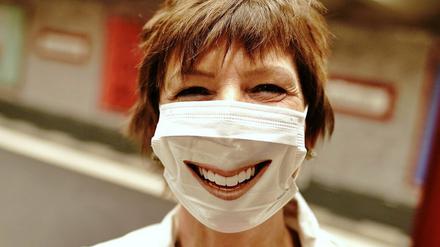 Bitte recht freundlich. Hinter der Maske sind alle gleich.