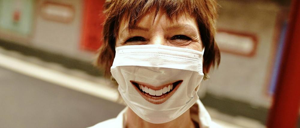Bitte recht freundlich. Hinter der Maske sind alle gleich.