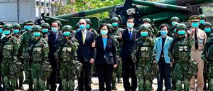 Taiwans Präsidentin Tsai Ing-wen (Mitte) und taiwanesische Soldaten und Soldatinnen tragen in der Coronakrise vorbildlich ihre Gesichtsmasken.