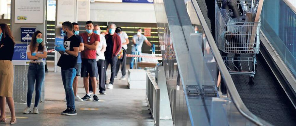 Erst die Marktwirtschaft, dann der Schutz der Hochrisikogruppen? Menschenschlange in einem israelischen Ikea-Markt, der letzte Woche wiedereröffnet hat.