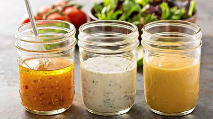 Das Dressing macht's: Wir haben mehr als drei verschiedene Rezepte. Und alle schmecken zu Blattsalaten.