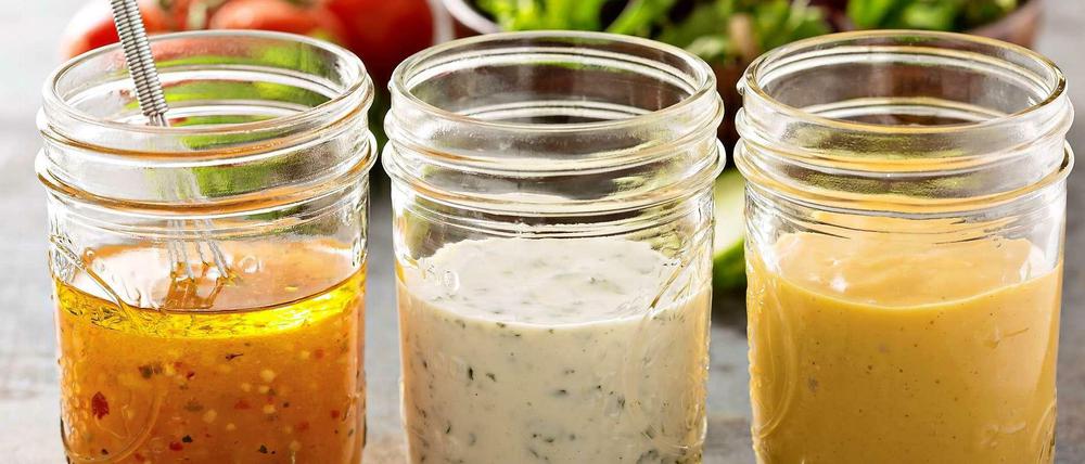 Das Dressing macht's: Wir haben mehr als drei verschiedene Rezepte. Und alle schmecken zu Blattsalaten.