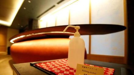Eine Flasche mit Desinfektionsmittel an der Hotelrezeption.