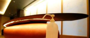 Eine Flasche mit Desinfektionsmittel an der Hotelrezeption.