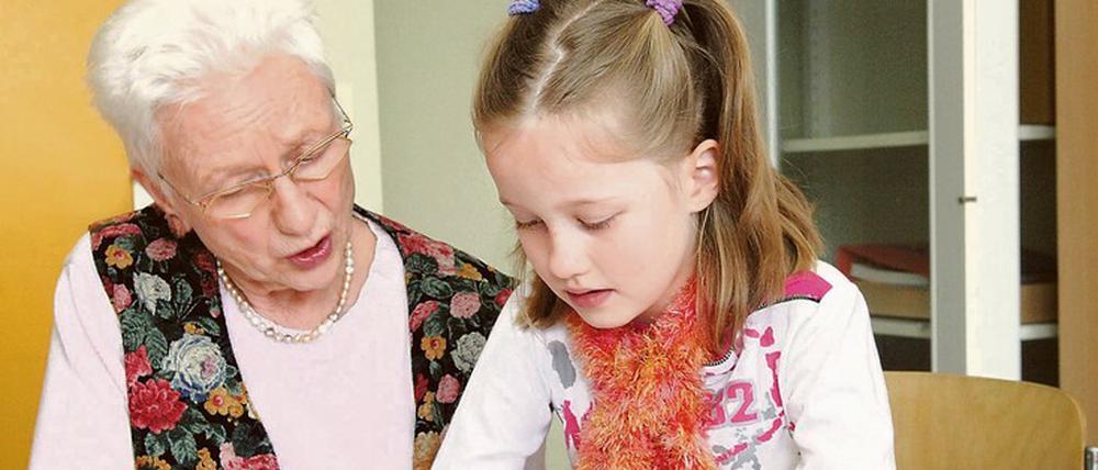 Sie werden vermisst. Diese ältere Frau engagierte sich im Ehrenamt bei der Schulhilfe.
