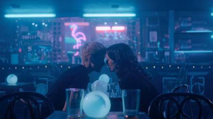 Mae (Mae Martin, links) und George (Charlotte Ritchie) werden schnell ein Paar.