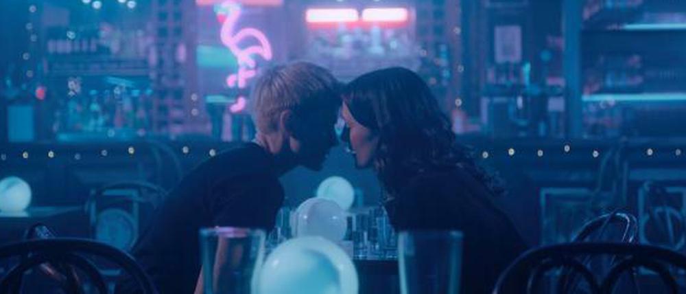 Mae (Mae Martin, links) und George (Charlotte Ritchie) werden schnell ein Paar.