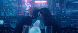 Mae (Mae Martin, links) und George (Charlotte Ritchie) werden schnell ein Paar.