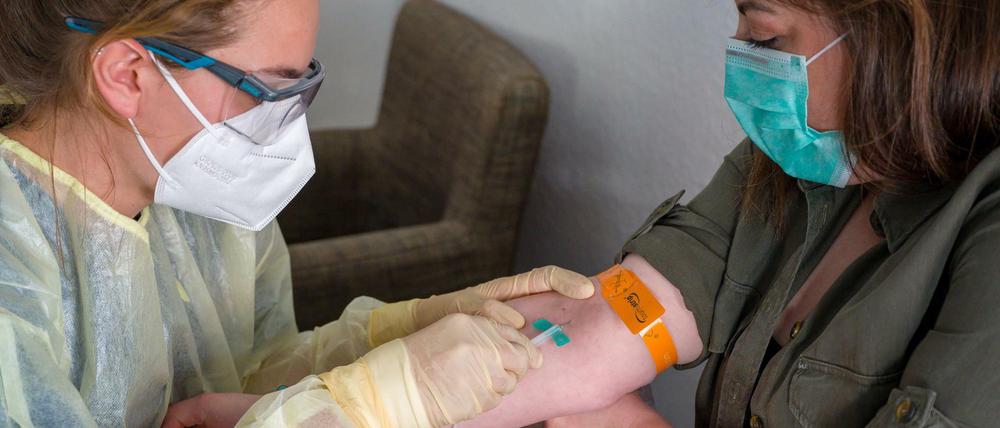 In München werden derzeit in etwa 3000 Haushalten Blutproben genommen, um einen Überblick über die Verteilung des neuen Coronavirus in der Bevölkerung zu bekommen.