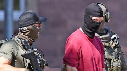 Angeklagt. Stephan Ernst, der mutmaßliche Mörder von Walter Lübcke, nach einem Haftprüfungstermin in Karlsruhe