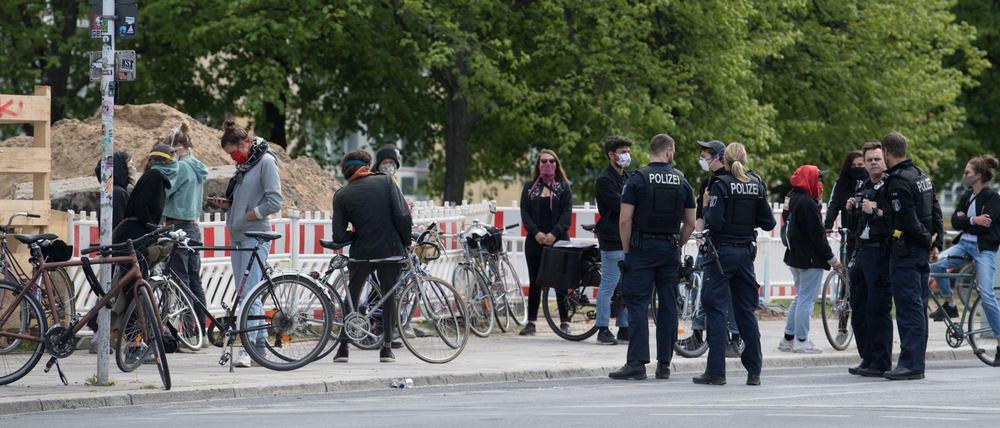 Teilnehmer einer Fahrrad-Demonstration an der Ecke Heinrich-Heine-Straße/Köpenicker Straße.