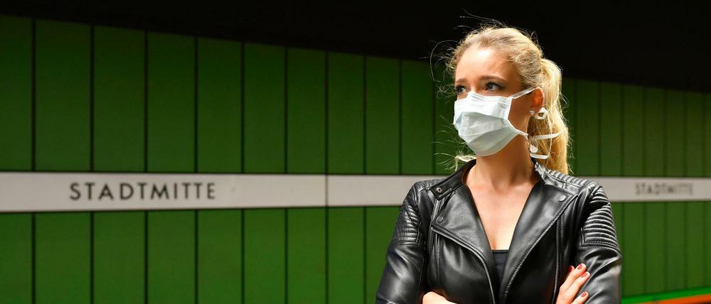 In vielen Bundesländern wird die Maske ab Montag zum Pflichtstoff.