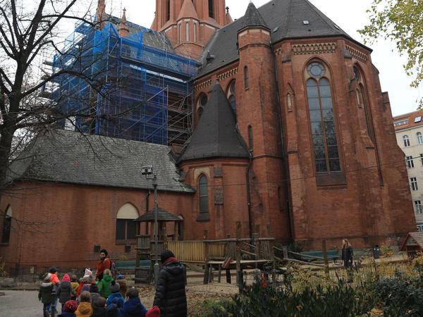 Die eingerüstete Ludwigskirche im Herbst 2019.