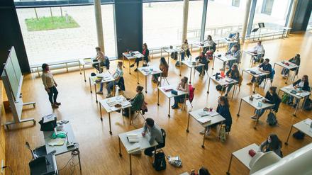 Zurück in der Schule sind diese Gymnasiasten - ob das allerdings eine gute Idee ist, bezweifeln Virologen. Und eine neue Modellierungsstudie über die Auswirkungen von Schulöffnungen in Berlin gibt ihnen Recht.