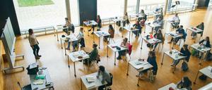 Zurück in der Schule sind diese Gymnasiasten - ob das allerdings eine gute Idee ist, bezweifeln Virologen. Und eine neue Modellierungsstudie über die Auswirkungen von Schulöffnungen in Berlin gibt ihnen Recht.