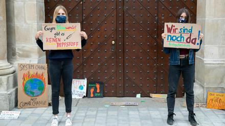 Zwei Aktivistininnen der Fridays for Future erinnern inmitten der Corona-Krise an den Klimawandel.