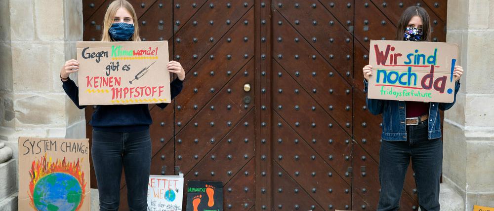 Zwei Aktivistininnen der Fridays for Future erinnern inmitten der Corona-Krise an den Klimawandel.