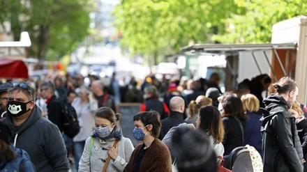 Viele Menschen trauen sich wieder zum Bummeln und Einkaufen auf die Straße. Der Wochenmarkt auf dem Boxhagener Platz war gut gefüllt.
