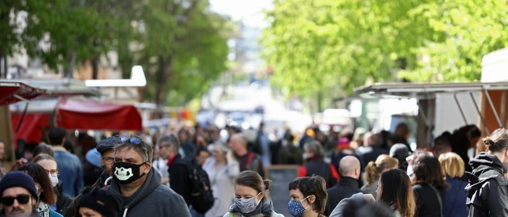 Viele Menschen trauen sich wieder zum Bummeln und Einkaufen auf die Straße. Der Wochenmarkt auf dem Boxhagener Platz war gut gefüllt.