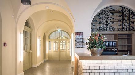 Verwaiste Lobby. Im Februar 2016 wurde das Hotel Oderberger als denkmalgeschütztes Boutique-Hotel wiedereröffnet. Der inhabergeführte Familienbetrieb vermietet seine Zimmer seit gut einer Woche als „Homeoffice“ – für 55 Euro pro Bürotag.