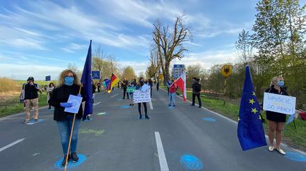 Demonstranten auf der B2, kurz vor der deutsch-polnischen Grenze.