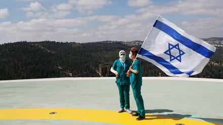 Medizinisches Personal mit einer israelischen Flagge am Unabhängigkeitstag.