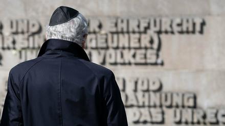 Ein Teilnehmer vor der Inschriftenwand bei der Gedenkveranstaltung zum 75. Jahrestag der Befreiung des KZ Bergen-Belsen.