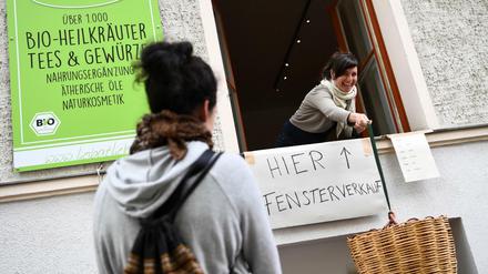 Bedienung auf Abstand. Kunden des Kräutergeschäfts „Herbathek“ in Prenzlauer Berg werden am Fenster bedient. 