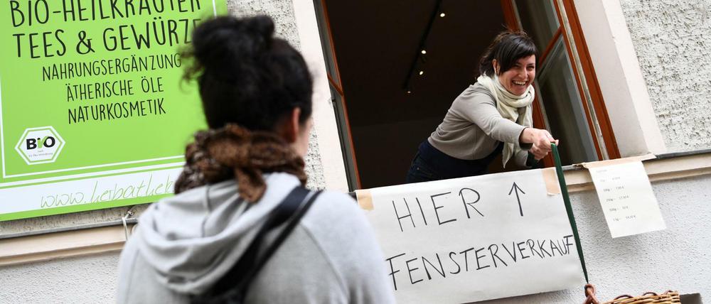 Bedienung auf Abstand. Kunden des Kräutergeschäfts „Herbathek“ in Prenzlauer Berg werden am Fenster bedient.