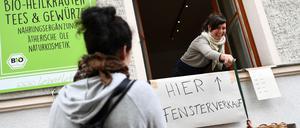 Bedienung auf Abstand. Kunden des Kräutergeschäfts „Herbathek“ in Prenzlauer Berg werden am Fenster bedient. 