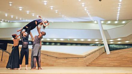 Sasha Waltz und ihre Tänzer treten 2017 zur Einweihung der Hamburger Elbphilharmonie auf.