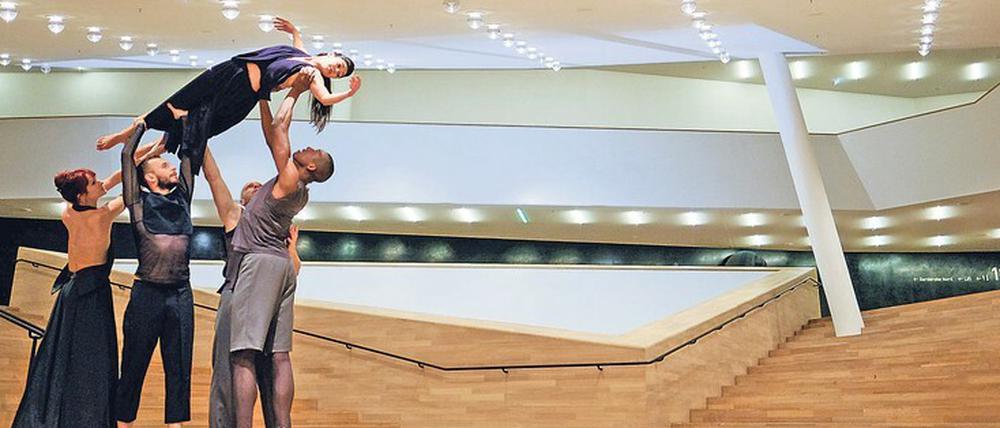 Sasha Waltz und ihre Tänzer treten 2017 zur Einweihung der Hamburger Elbphilharmonie auf.