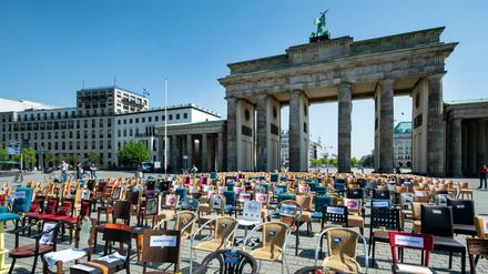 Berliner Gastronomen der nach eigenen Angaben unabhängig und privat organisierten Initiative "Leere Stühle" haben am Freitag (24. April 2020) fast 800 Stühle vor dem Brandenburger Tor aufgestellt, um auf die schwierige Lage ihrer Branche hinzuweisen.