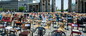 Berliner Gastronomen der nach eigenen Angaben unabhängig und privat organisierten Initiative "Leere Stühle" haben am Freitag (24. April 2020) fast 800 Stühle vor dem Brandenburger Tor aufgestellt, um auf die schwierige Lage ihrer Branche hinzuweisen.