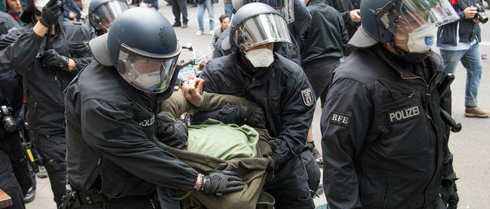 Polizisten führen einen Demonstranten während der Kundgebung gegen die Corona-Einschränkungen ab.
