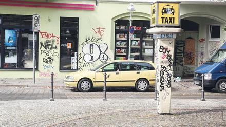 Warten auf bessere Zeiten. Die Taxibranche war durch Billiganbieter wie Uber und andere Fahrdienstanbieter ohnehin schon gebeutelt. Nun kommt Corona dazu.