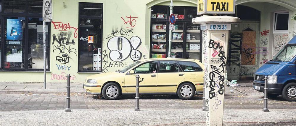 Warten auf bessere Zeiten. Die Taxibranche war durch Billiganbieter wie Uber und andere Fahrdienstanbieter ohnehin schon gebeutelt. Nun kommt Corona dazu.